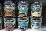 To rækker med Ben & Jerry's is med forskellige smage.