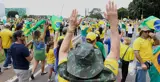 Demonstranter i gula tröjor i Brasilien protesterar mot president Dilma Rousseff.