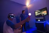 Foto av en person som bruker Sonys VR-briller og PlayStation.