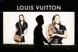 Fotomodell med håndvesker fra merket Louis Vuitton