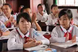 Unge jenter på skole i Vietnam, som drives av SOS-barnebyer.